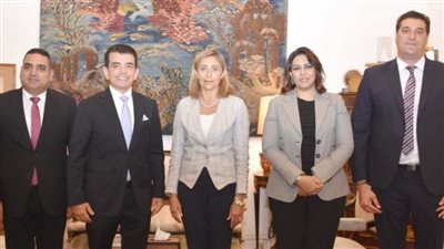 وزيرة الثقافة: 