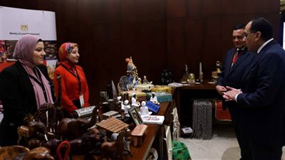 رئيس الوزراء يتفقد معرض 