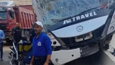 مصرع 3 وإصابة 30 آخرين في تصادم على طريق 