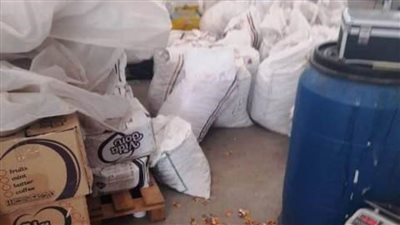 ضبط 500 كجم مواد غذائية مجهولة المصدر داخل مصنع بالشرقية 