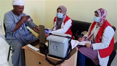 الكشف على ٨٤٦ مواطنًا في قافلة طبية بقرية الصالحية بالبحيرة