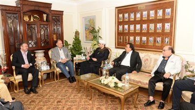 محافظ أسيوط يلتقي الفنانين 