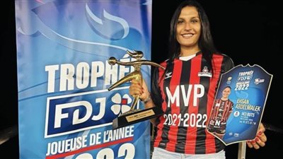 مروة عيد تتسلم جائزة أفضل لاعبة في الدوري الفرنسي لكرة اليد
