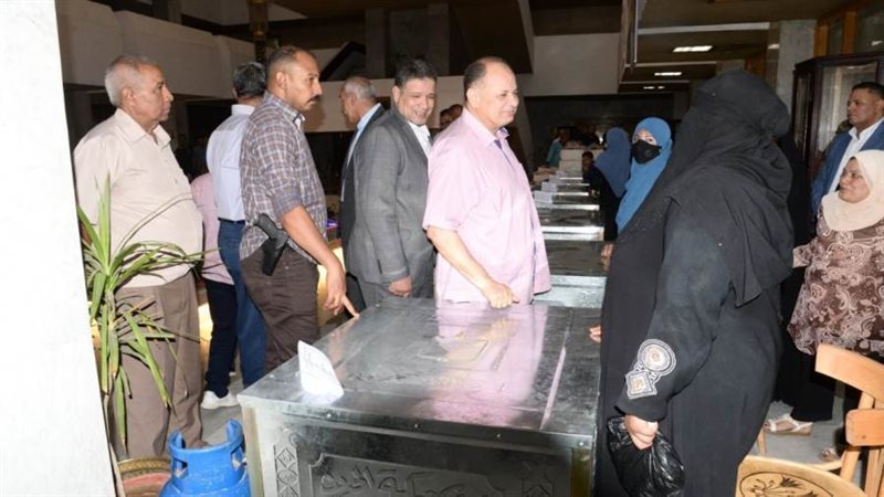 محافظ أسيوط يوزع