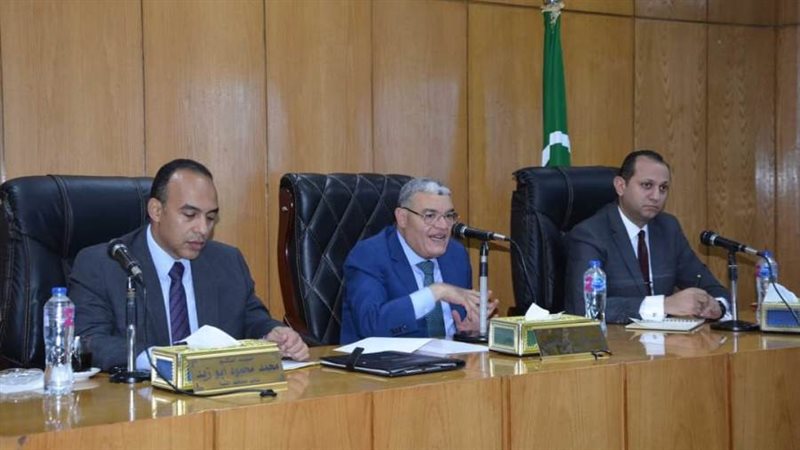 محافظ المنيا خلال