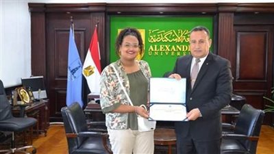 رئيس جامعة الإسكندرية يكرم الطالبة رحمة أحمد باعتبارها نموذجًا محفزًا للشباب 