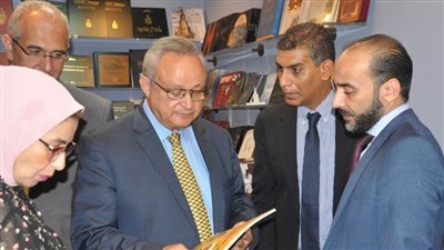 الدكتور زايد يتفقد مركز توثيق التراث الحضاري والطبيعي بالقرية الذكية