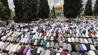 عشرات الآلاف من الفلسطينيين يؤدون صلاة الجمعة في رحاب المسجد الأقصى