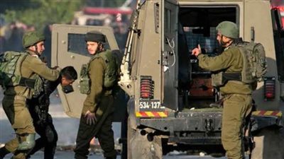 قوات الاحتلال تعتقل طفلا في الخليل