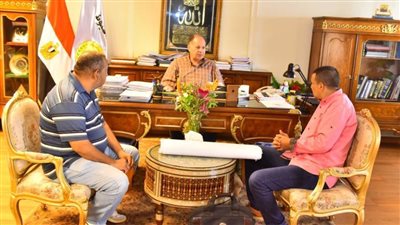 محافظ أسيوط يلتقي مسؤولي هيئة المساحة لمتابعة إجراءات نزع ملكية الأراضي وصرف التعويضات للأهالي