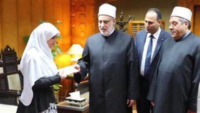 وكيل الأزهر يكرم الطالبة الفائزة بتمثيل مصر في 