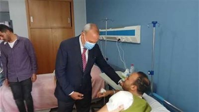 محافظ القليوبية يطمئن على رئيس مباحث القناطر.. أصيب خلال مداهمة وكر مخدرات