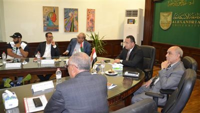 رئيس جامعة الإسكندرية يستقبل وفد مؤسسة 