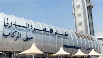 إحباط محاولة تهريب 32 هاتفًا محمولًا وبضائع متنوعة بمطار القاهرة