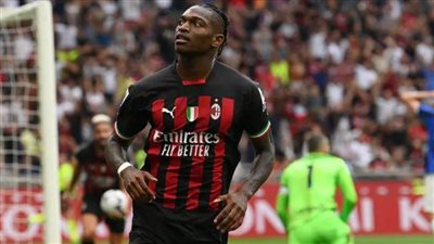 ميلان يفوز على الإنتر (3 ـ 2) ويتصدر الدوري الإيطالي مؤقتا