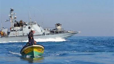 زوارق الاحتلال تستهدف الصيادين وسط وجنوب قطاع غزة