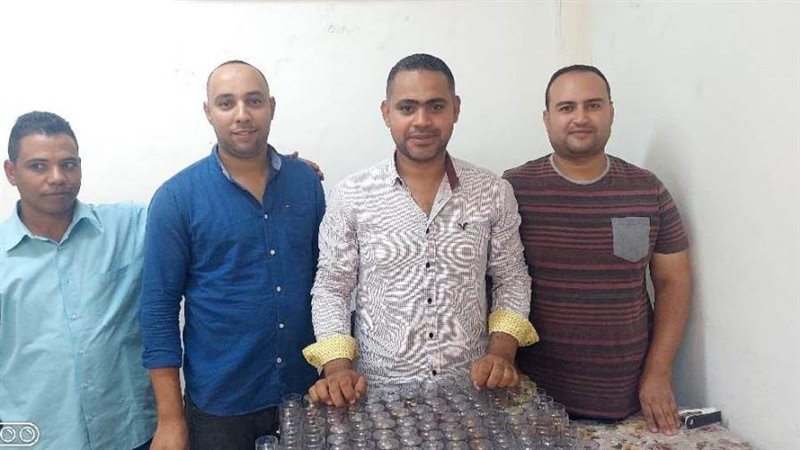 رجال الجمارك مع المضبوطات