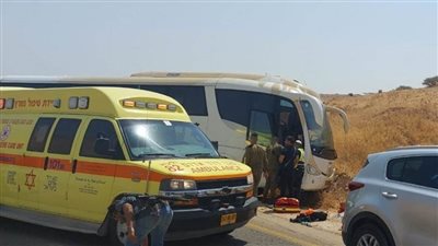 وسائل إعلام إسرائيلية: إصابة 4 إسرائيليين في هجوم على حافلة في غور الأردن