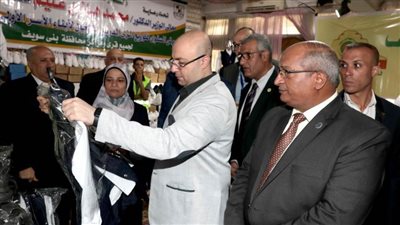 توزيع زي المدرسي وسداد المصروفات  10 آلاف طالب ببني سويف 