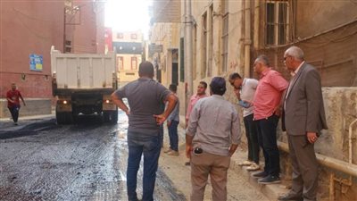 السكرتير المساعد بأسيوط يتفقد الرصف بمنطقة سيتي بحي غرب