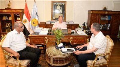 محافظ أسيوط يعتمد قرار ترقية 20 من العاملين وصرف حافز لـ21 بمديرية التنظيم والإدارة