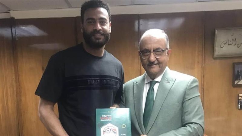 محمد أبو جبل يوقع