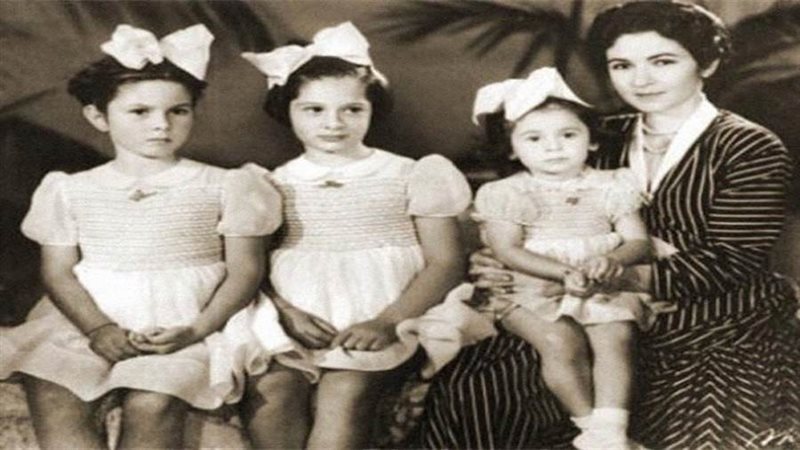 الملكة فريدة مع بناتها