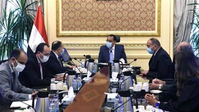 رئيس الوزراء يستعرض مع وزير المالية إجراءات توفير التمويل اللازم للسلع الاستراتيجية