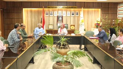 نائب رئيس جامعة أسيوط تستقبل القائمين على إنجاح فعاليات القافلة الطبية لمدرسة الشهيد أحمد جلال 