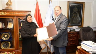  الأم المثالية بأسيوط تتسلم وسام الجمهورية للكمال من الطبقة الثانية