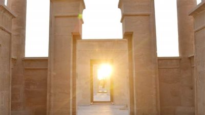 بالصور.. دراسة تعامد الشمس على قدس أقداس معبد هيبس بالوادي الجديد 