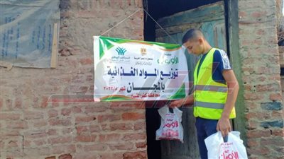 توزيع مواد غذائية على الأسر الأولى بالرعاية بقرى كفر الشيخ