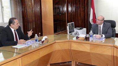 محافظ بني سويف يناقش رئيس الهيئة العامة للأبنية حول