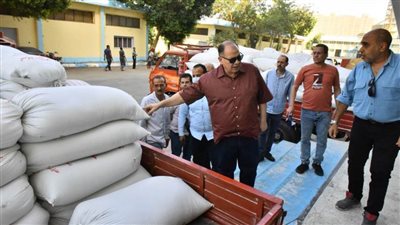 محافظ أسيوط يفاجئ العاملين بمطاحن مصر الوسطى بنزلة عبد اللاه للتأكد من سلامة الأقماح