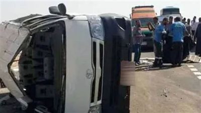 بالأسماء.. إصابة 16 شخصًا في انقلاب ميكروباص بصحراوي ملوي جنوب المنيا