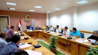 رئيس جامعة سوهاج يعقد اجتماعاََ موسعاََ مع أعضاء لجنة المنشآت الجامعية