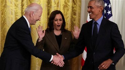 بايدن يستقبل باراك وزوجته بالبيت الأبيض لإزاحة الستار عن لوحتيهما الرسميتين