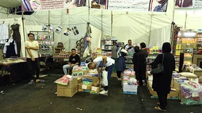 الشنطة بـ75 والكوتشي بـ85.. تخفيضات داخل معرض 