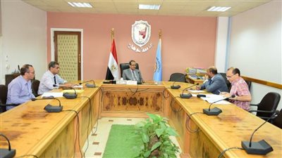 رئيس جامعة سوهاج يجتمع لمتابعة تنفيذ الخطة التسويقية للخدمات والمنتجات الجامعية
