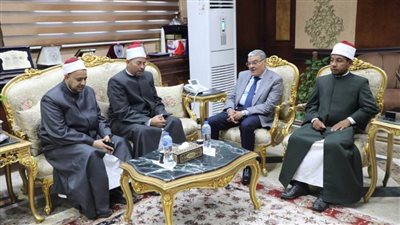 محافظ المنيا يستقبل وفد قافلة 