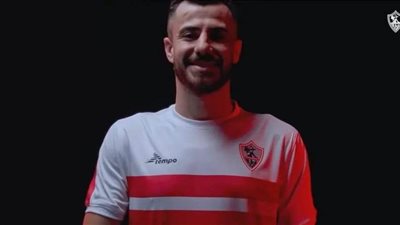 الزمالك يعلن عن زيه الرسمي للموسم الجديد بمشاركة 5 لاعبين (فيديو)