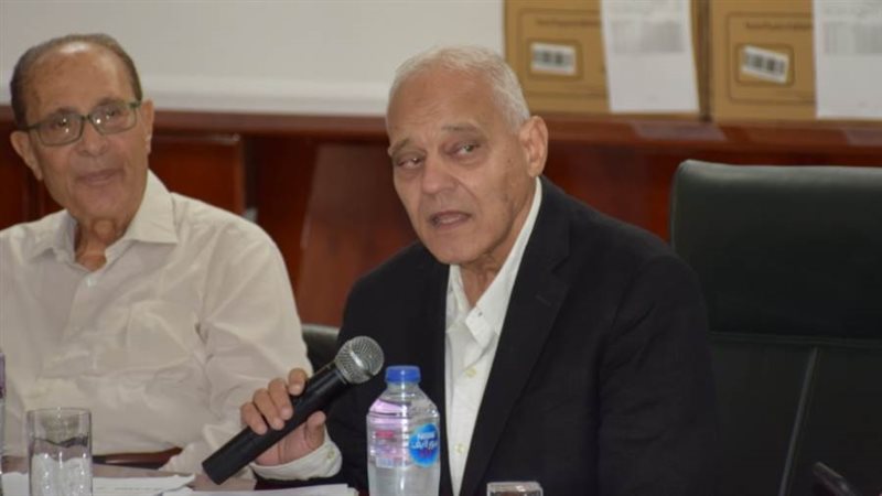 الدكتور حسين العطفى