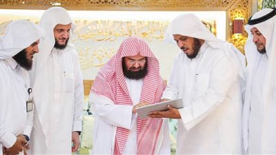 السديس يُدَشِّنُ عددًا من البرامج والمبادرات التوعوية والتطويف وهيئة المسجد الحرام