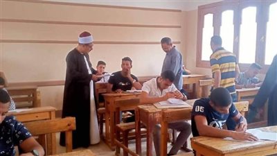 مدير إدارة طهطا بسوهاج يتفقد آخر يوم امتحانات الطلاب المحولين من التربية والتعليم إلى الأزهر