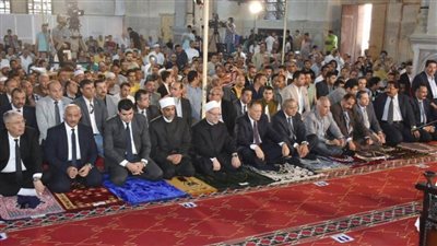 وزيرا التموين والموارد المائية ومفتي الجمهورية يؤدون صلاة الجمعة بمسجد الفتح