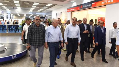 رئيس الوزراء يتفقد مشروع تطبيقات الهوية البصرية بمطار شرم الشيخ