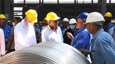 وزير قطاع الأعمال يجري جولة تفقدية بمجمع الألومنيوم بنجع حمادي ويشيد بجهود العاملين