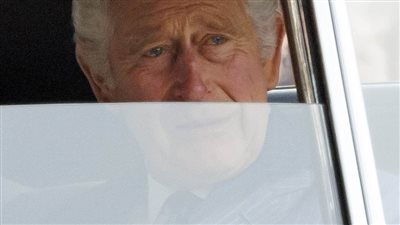 يوم في حياة ملك حزين.. تشارلز يبتسم للجموع بعيون دامعة