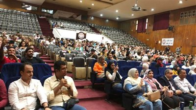 رئيس جامعة الزقازيق يشهد فعاليات الحفل الختامي لمهرجان مسرح الثلاثة فصول 