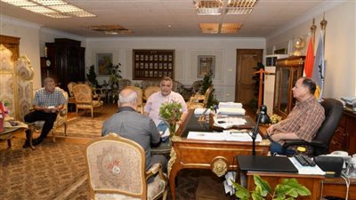 محافظ أسيوط يناقش الموقف التنفيذي للمشروعات الجارية والمستهدفة ببرنامج التنمية المحلية